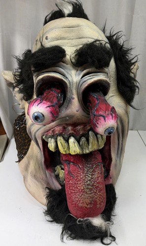Huge killer clown popping eyes - killer,